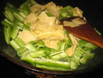 尖椒豆片的做法 简单做好小炒家常菜尖椒豆片